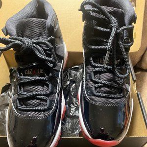 AIR JORDAN 11 RETRO RED AND BLACK SIZE 7 1/2 LIGHTLY WORN